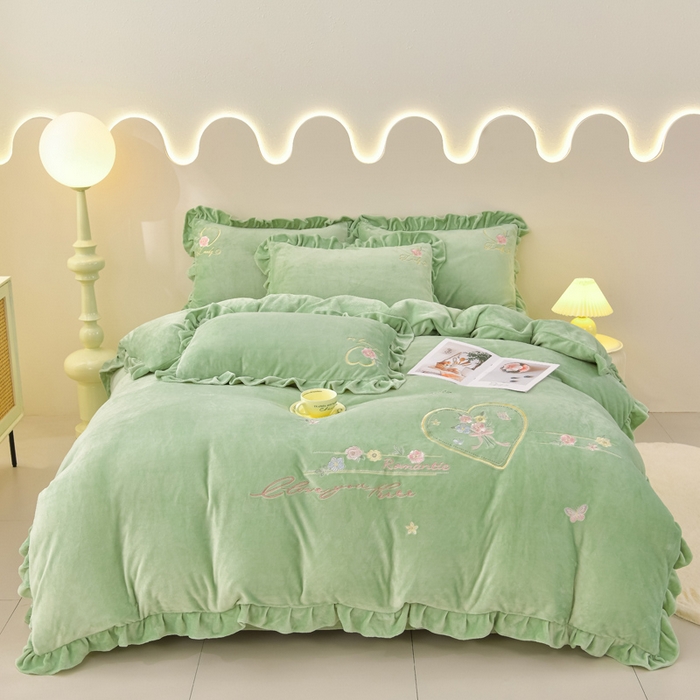 91家纺网 家纺一手货源 找家纺 畅畅家纺 2025新款亲肤舒适冬季刺绣花边保暖牛奶绒四件套-爱心之旅 爱心之旅-浅绿