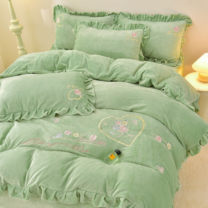 91家纺网 家纺一手货源 找家纺 畅畅家纺 2025新款亲肤舒适冬季刺绣花边保暖牛奶绒四件套-爱心之旅 爱心之旅-浅绿