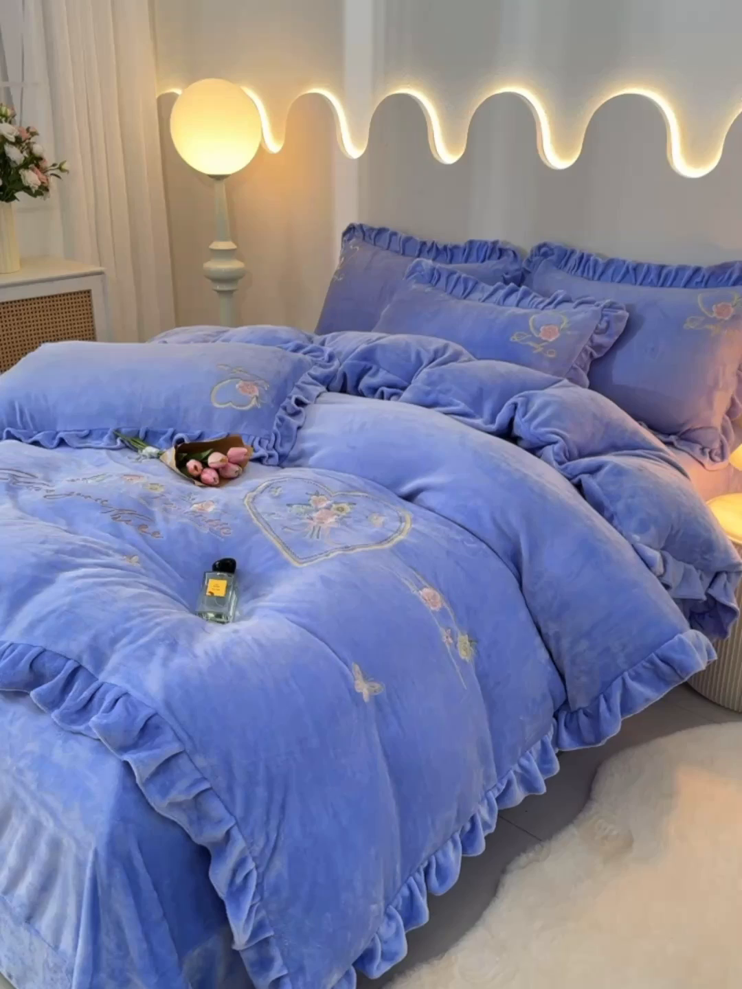 91家纺网 家纺一手货源 找家纺 （总）畅畅家纺 2025新款亲肤舒适冬季刺绣花边保暖牛奶绒四件套-爱心之旅