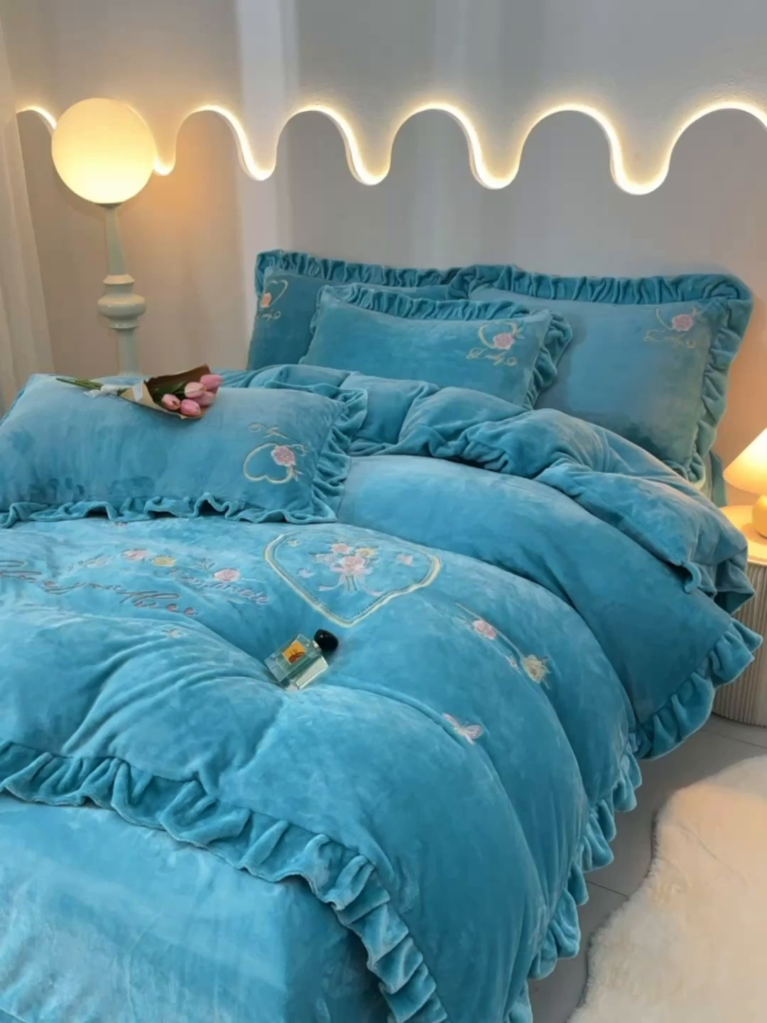 91家纺网 家纺一手货源 找家纺 畅畅家纺 2025新款亲肤舒适冬季刺绣花边保暖牛奶绒四件套-爱心之旅 爱心之旅-天蓝