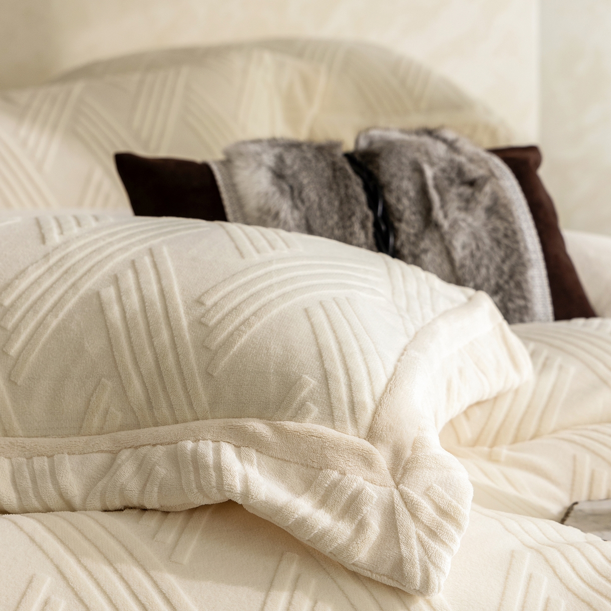 91家纺网 家纺一手货源 找家纺 蓝梦 2025新款全消光雕花牛奶绒四件套-元晞 米月白