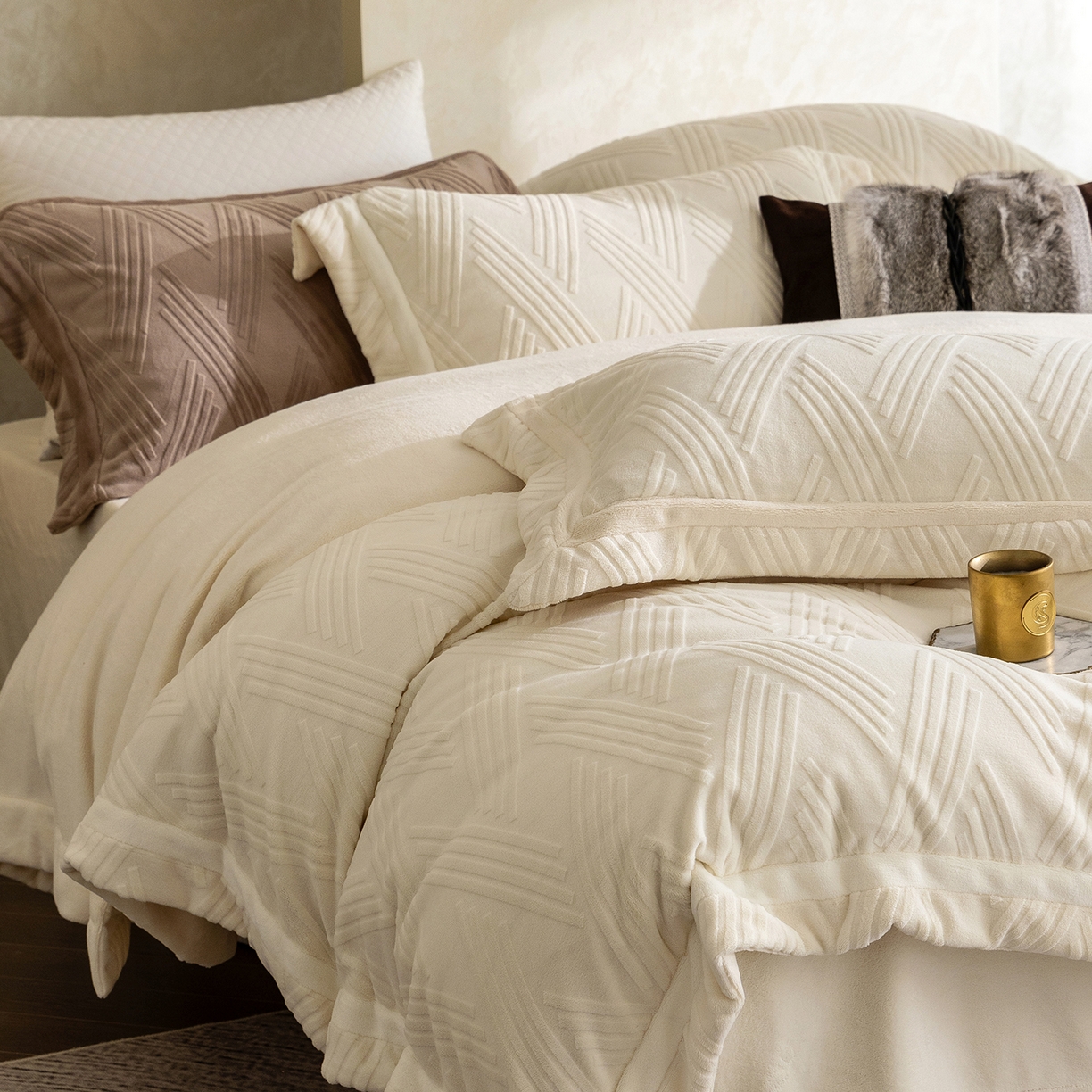 91家纺网 家纺一手货源 找家纺 蓝梦 2025新款全消光雕花牛奶绒四件套-元晞 米月白