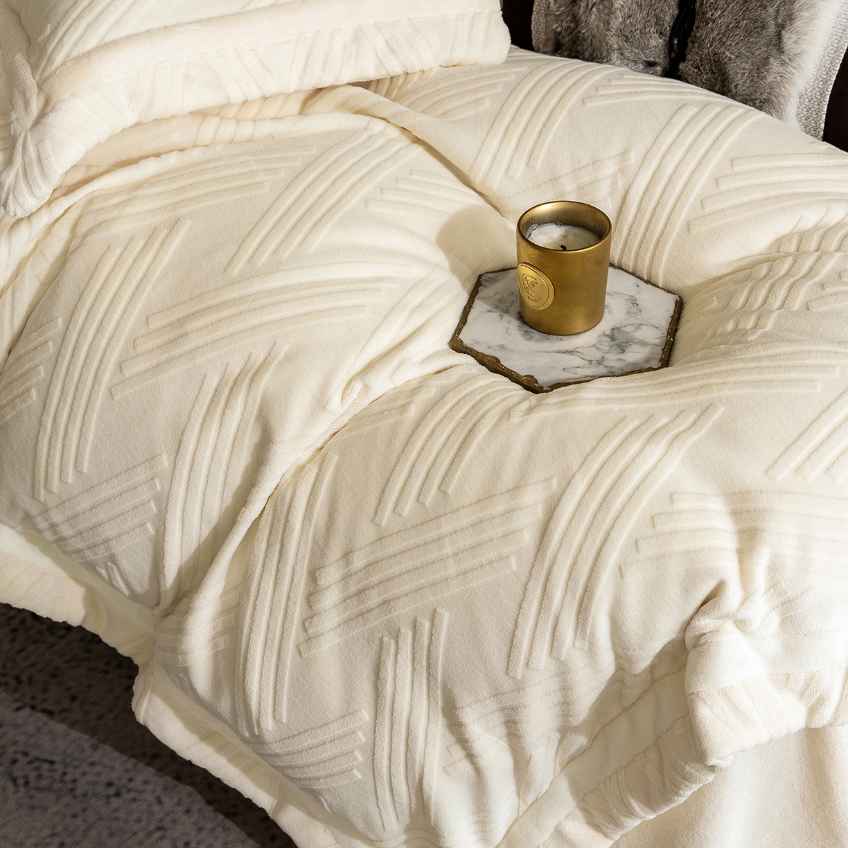 91家纺网 家纺一手货源 找家纺 蓝梦 2025新款全消光雕花牛奶绒四件套-元晞 米月白