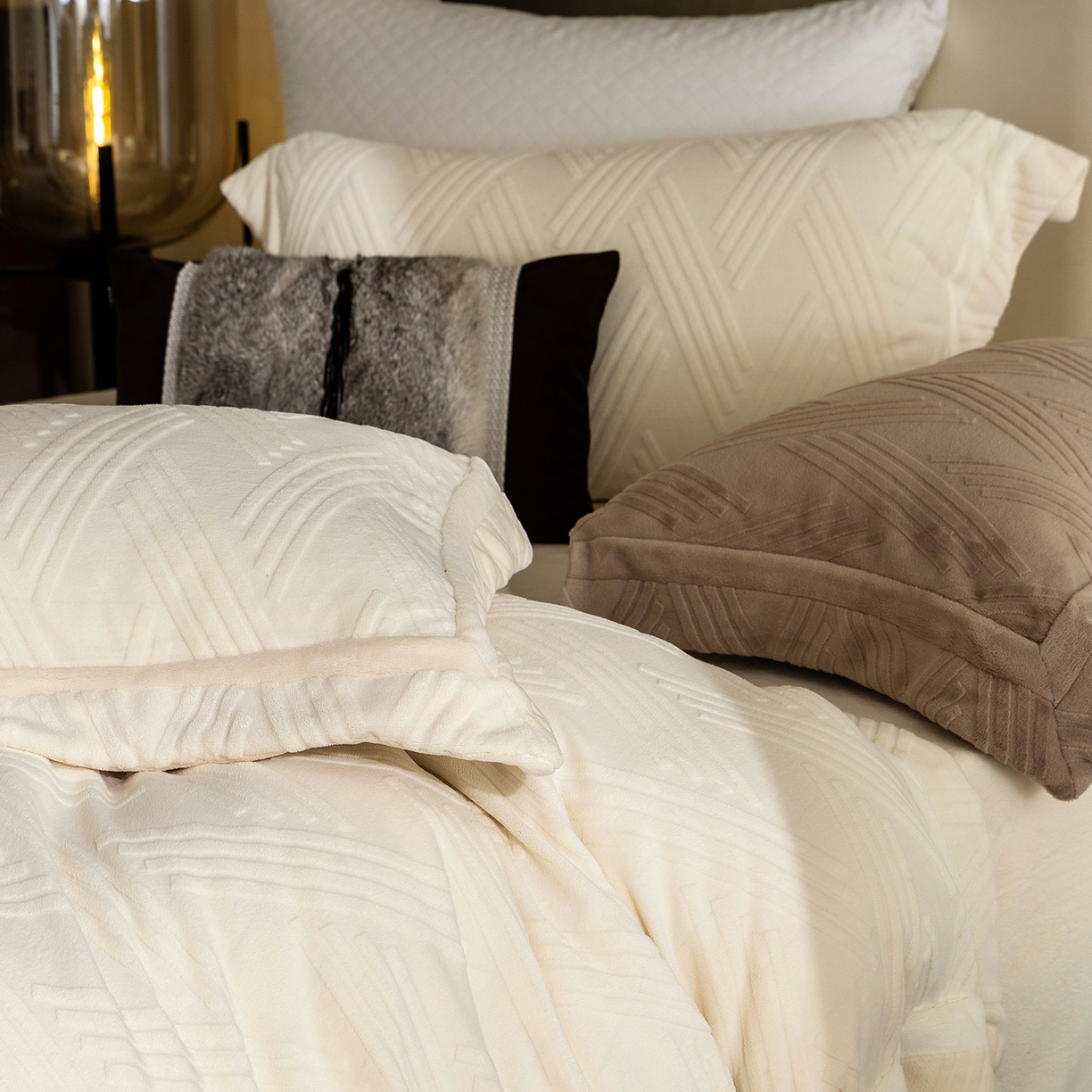 91家纺网 家纺一手货源 找家纺 蓝梦 2025新款全消光雕花牛奶绒四件套-元晞 米月白