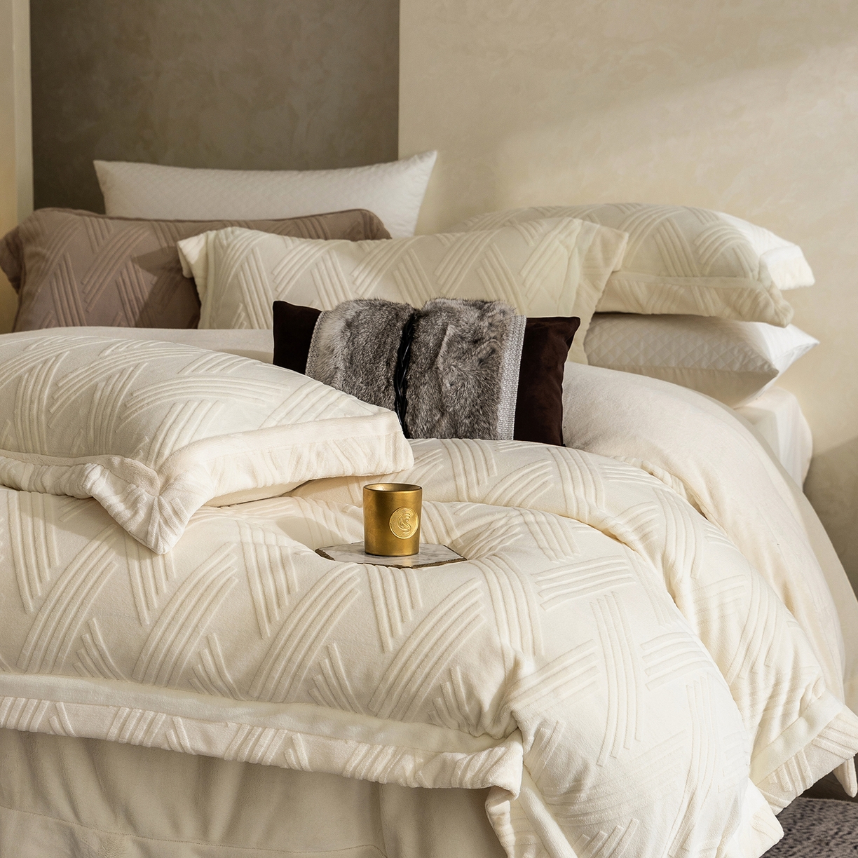 91家纺网 家纺一手货源 找家纺 蓝梦 2025新款全消光雕花牛奶绒四件套-元晞 米月白