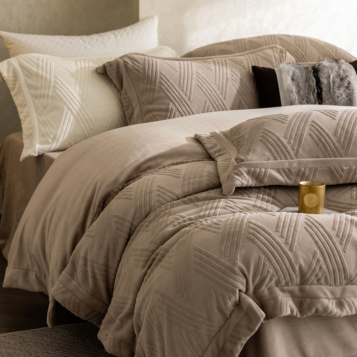 91家纺网 家纺一手货源 找家纺 蓝梦 2025新款全消光雕花牛奶绒四件套-元晞 米咖