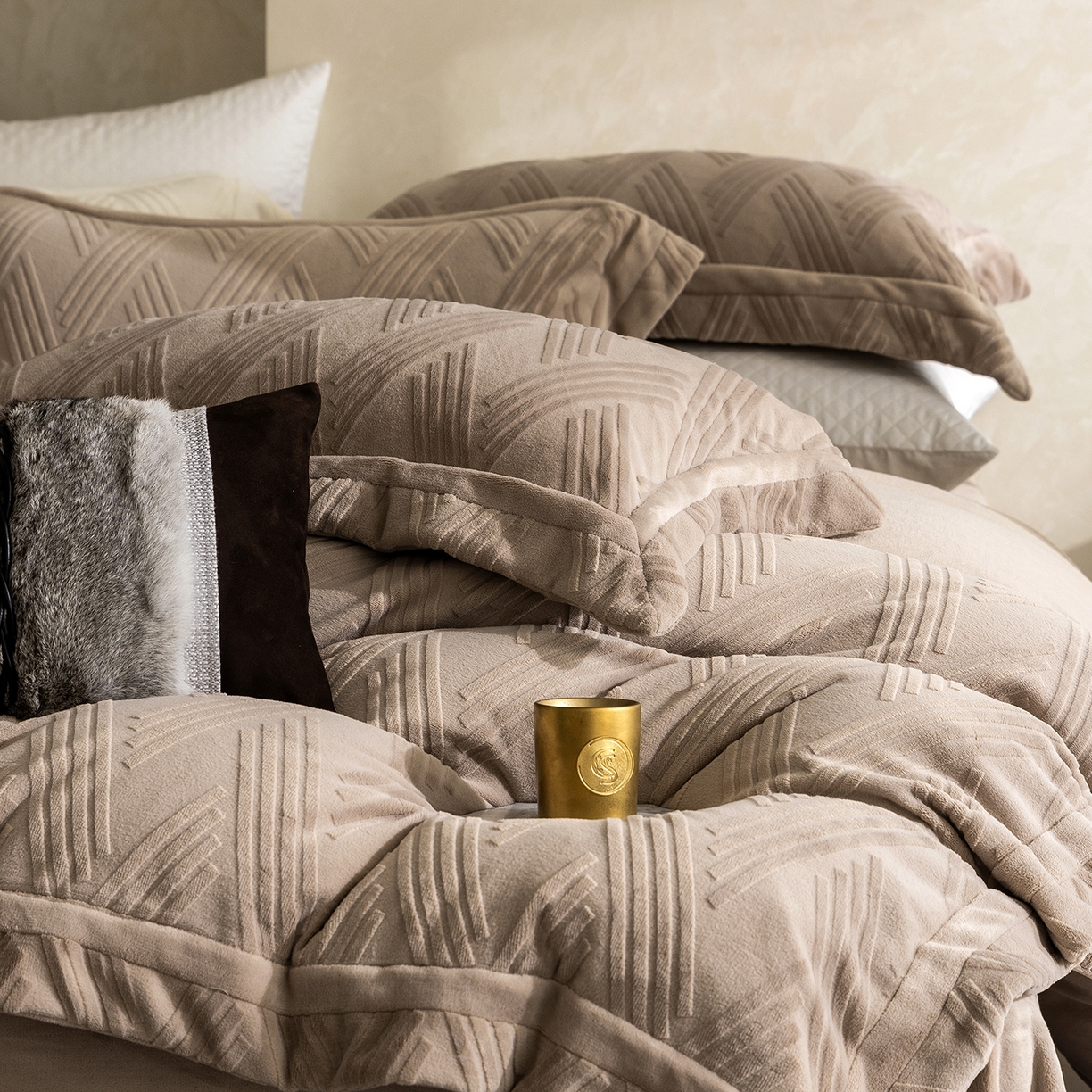 91家纺网 家纺一手货源 找家纺 蓝梦 2025新款全消光雕花牛奶绒四件套-元晞 米咖