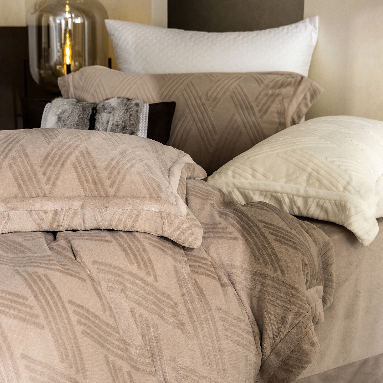 91家纺网 家纺一手货源 找家纺 蓝梦 2025新款全消光雕花牛奶绒四件套-元晞 米咖