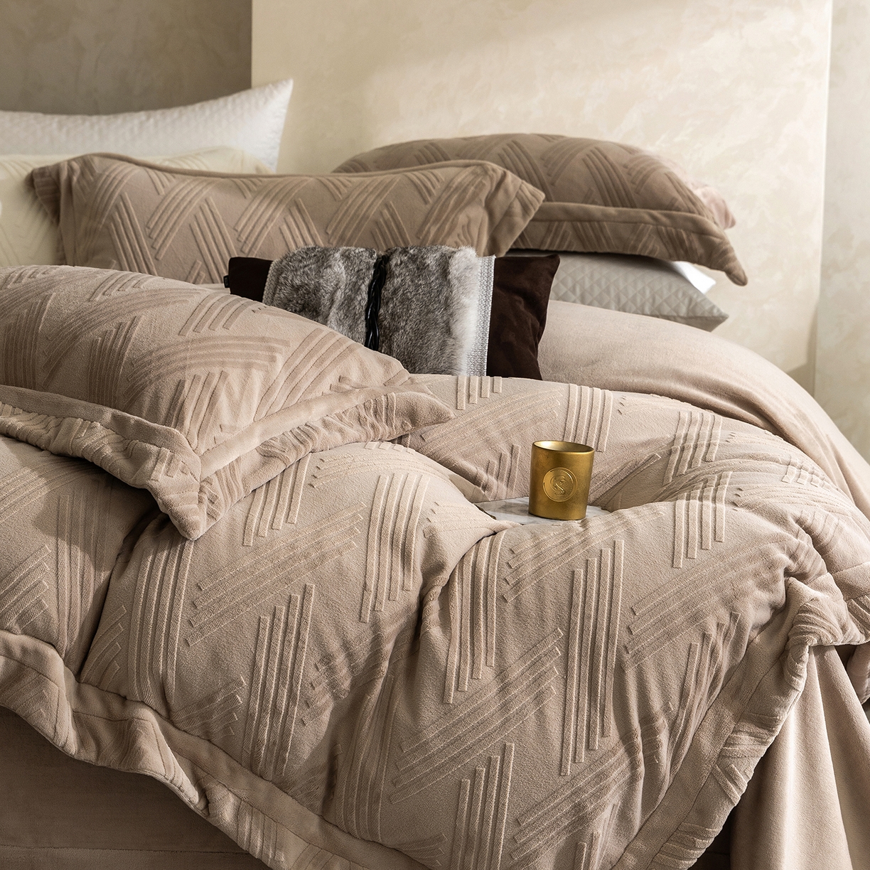 91家纺网 家纺一手货源 找家纺 蓝梦 2025新款全消光雕花牛奶绒四件套-元晞 米咖