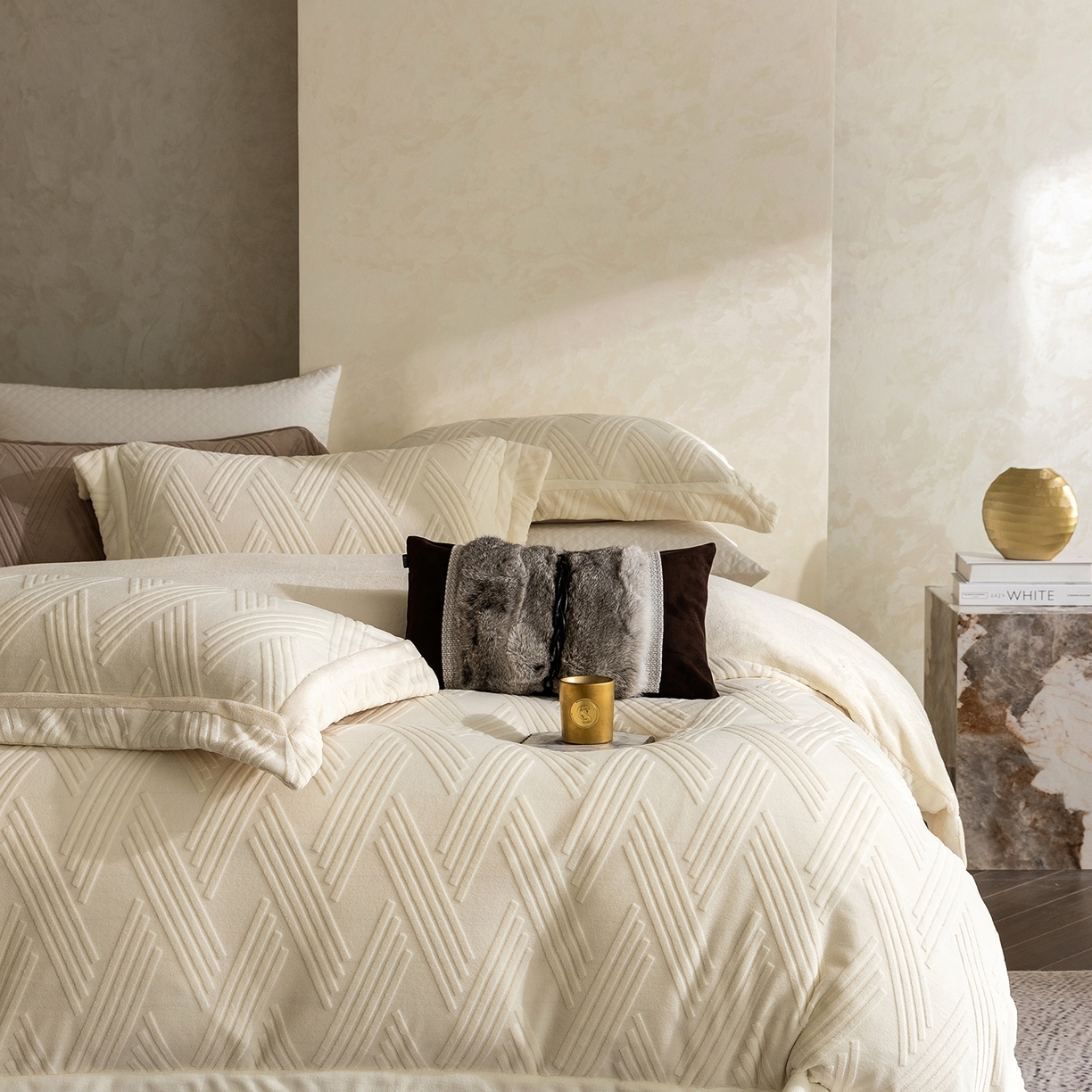 91家纺网 家纺一手货源 找家纺 蓝梦 2025新款全消光雕花牛奶绒四件套-元晞 米月白