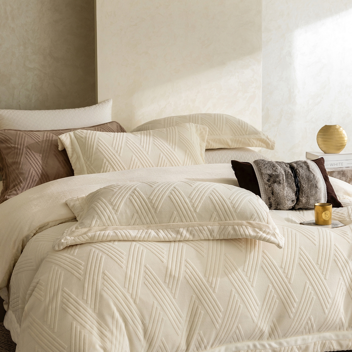 91家纺网 家纺一手货源 找家纺 蓝梦 2025新款全消光雕花牛奶绒四件套-元晞 米月白