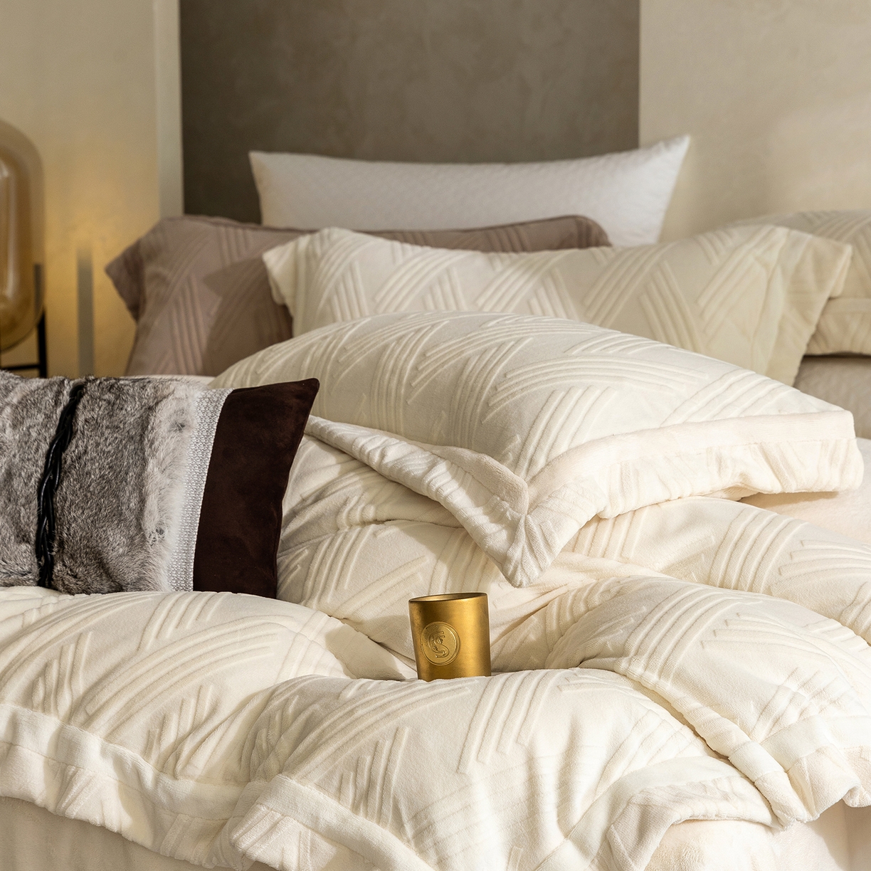 91家纺网 家纺一手货源 找家纺 蓝梦 2025新款全消光雕花牛奶绒四件套-元晞 米月白