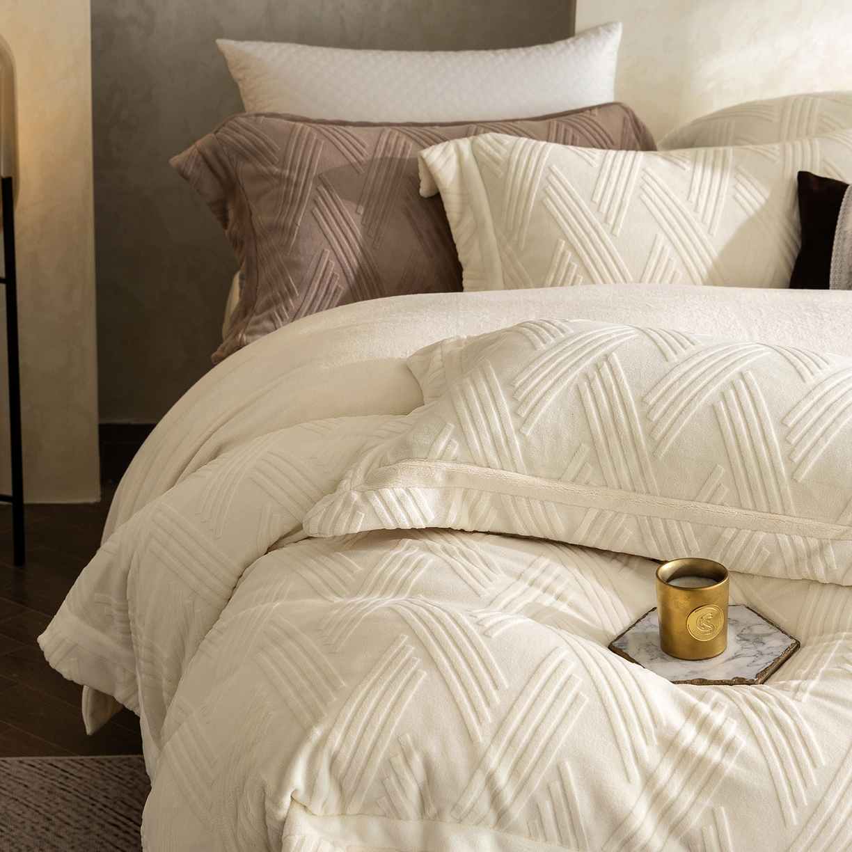 91家纺网 家纺一手货源 找家纺 蓝梦 2025新款全消光雕花牛奶绒四件套-元晞 米月白