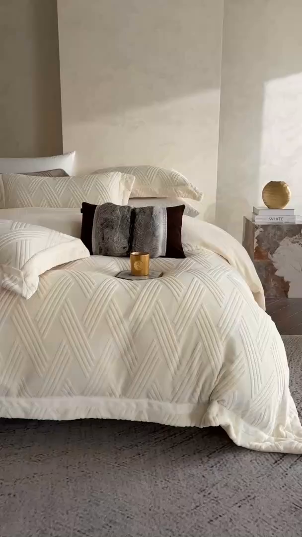 91家纺网 家纺一手货源 找家纺 蓝梦 2025新款全消光雕花牛奶绒四件套-元晞 米月白