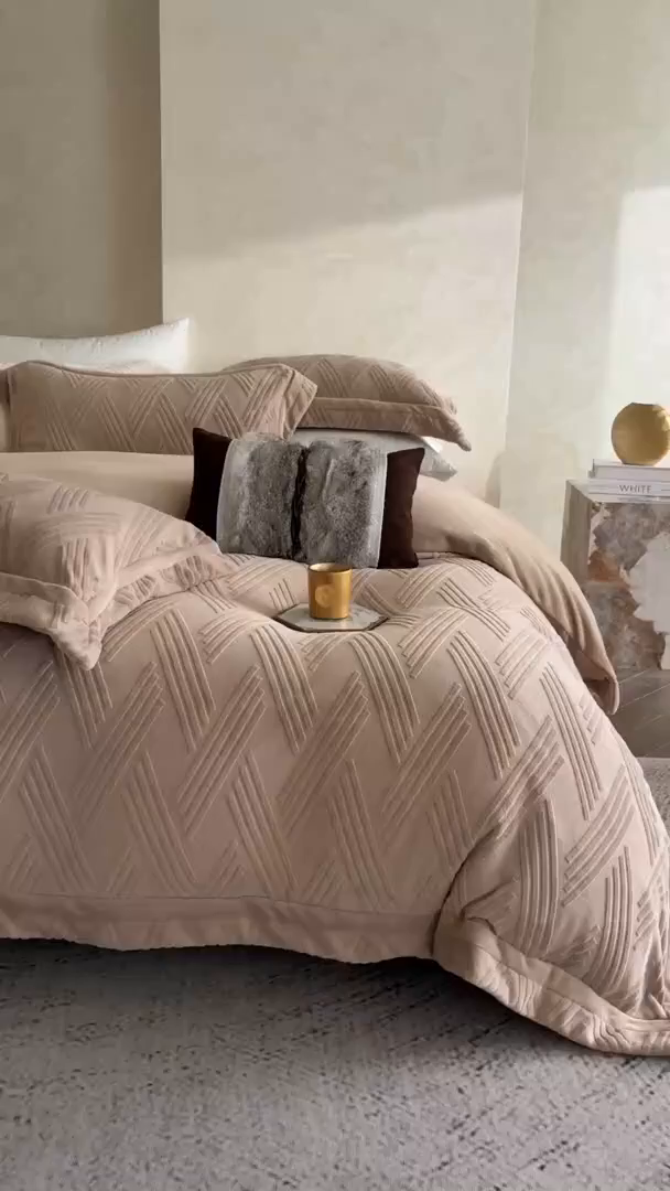 91家纺网 家纺一手货源 找家纺 蓝梦 2025新款全消光雕花牛奶绒四件套-元晞 米咖