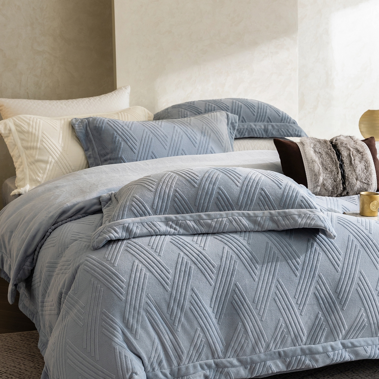 91家纺网 家纺一手货源 找家纺 蓝梦 2025新款全消光雕花牛奶绒四件套-元晞 甘蓝