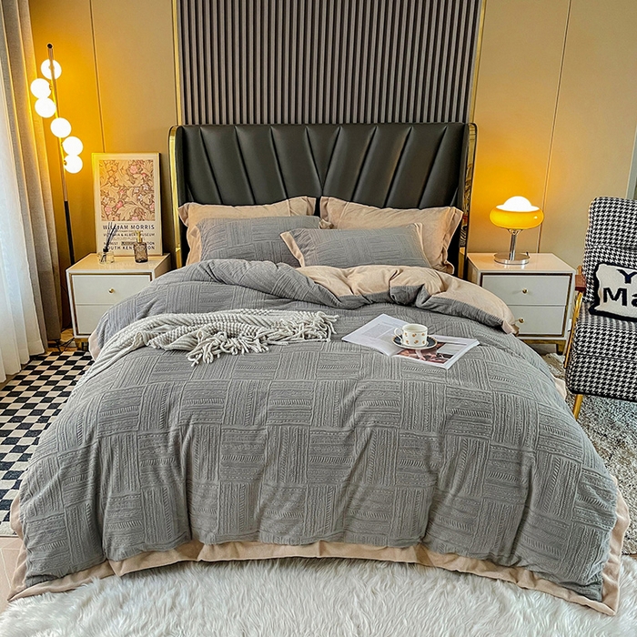 91家纺网 家纺一手货源 找家纺 梵克保罗 2025秋冬新款全消光拼角雕花绒牛奶绒四件套 典雅-高级灰