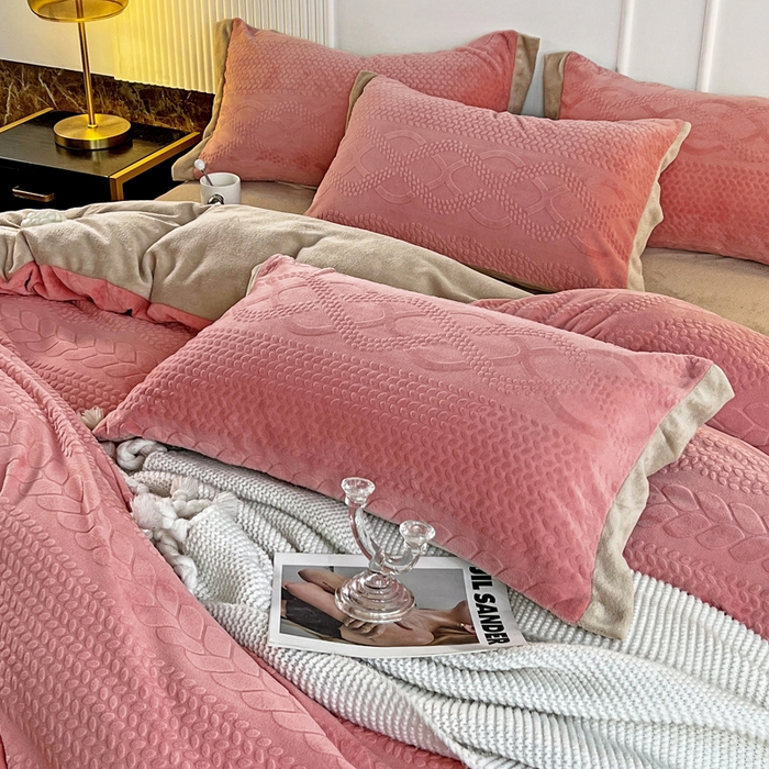 91家纺网 家纺一手货源 找家纺 梵克保罗 2025秋冬新款全消光拼角雕花绒牛奶绒四件套 慕丝-玫瑰粉