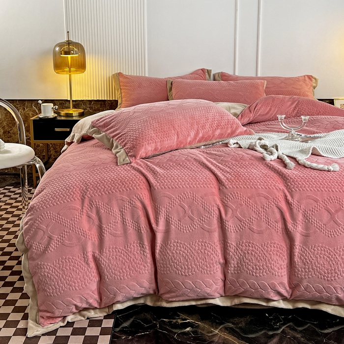 91家纺网 家纺一手货源 找家纺 梵克保罗 2025秋冬新款全消光拼角雕花绒牛奶绒四件套 慕丝-玫瑰粉