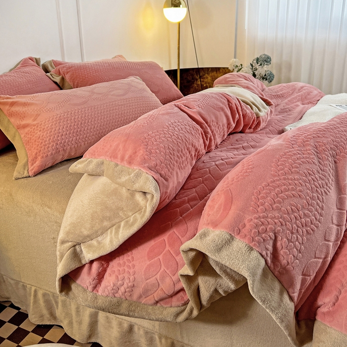 91家纺网 家纺一手货源 找家纺 梵克保罗 2025秋冬新款全消光拼角雕花绒牛奶绒四件套 慕丝-玫瑰粉