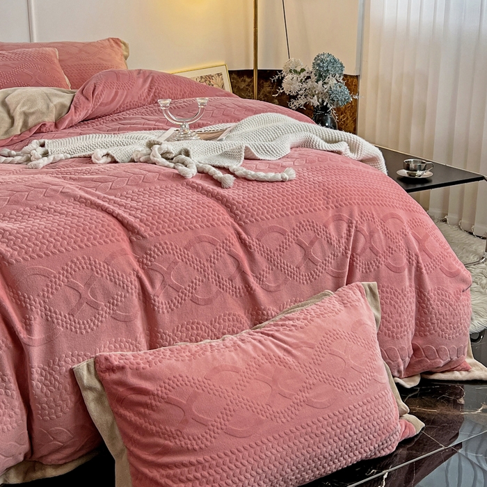 91家纺网 家纺一手货源 找家纺 梵克保罗 2025秋冬新款全消光拼角雕花绒牛奶绒四件套 慕丝-玫瑰粉