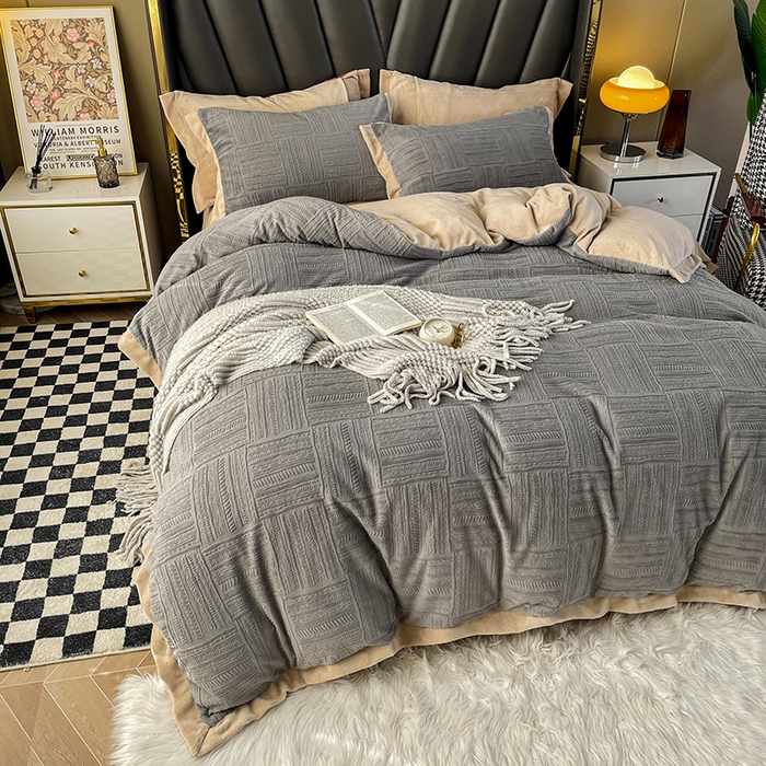 91家纺网 家纺一手货源 找家纺 梵克保罗 2025秋冬新款全消光拼角雕花绒牛奶绒四件套 典雅-高级灰