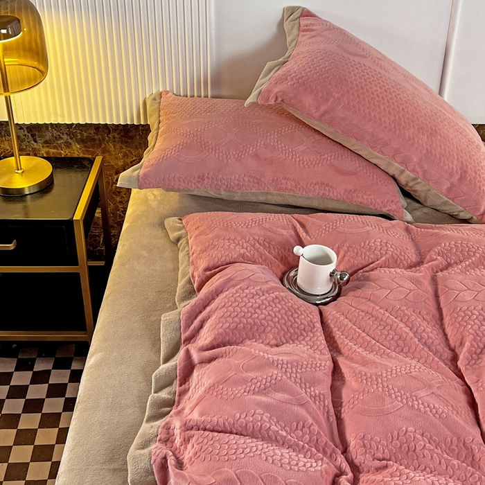 91家纺网 家纺一手货源 找家纺 梵克保罗 2025秋冬新款全消光拼角雕花绒牛奶绒四件套 慕丝-玫瑰粉