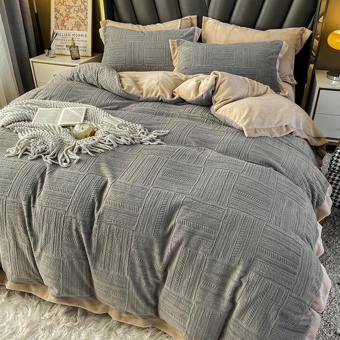 91家纺网 家纺一手货源 找家纺 梵克保罗 2025秋冬新款全消光拼角雕花绒牛奶绒四件套 典雅-高级灰