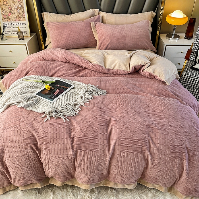 91家纺网 家纺一手货源 找家纺 （总）梵克保罗 2025秋冬新款全消光拼角雕花绒牛奶绒四件套