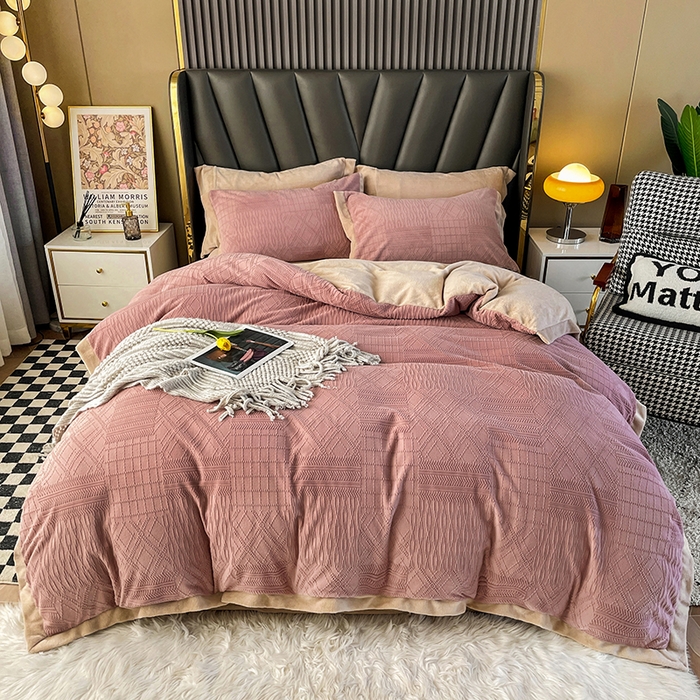 91家纺网 家纺一手货源 找家纺 （总）梵克保罗 2025秋冬新款全消光拼角雕花绒牛奶绒四件套