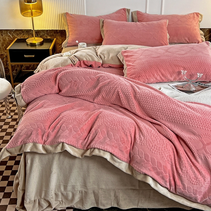 91家纺网 家纺一手货源 找家纺 梵克保罗 2025秋冬新款全消光拼角雕花绒牛奶绒四件套 慕丝-玫瑰粉