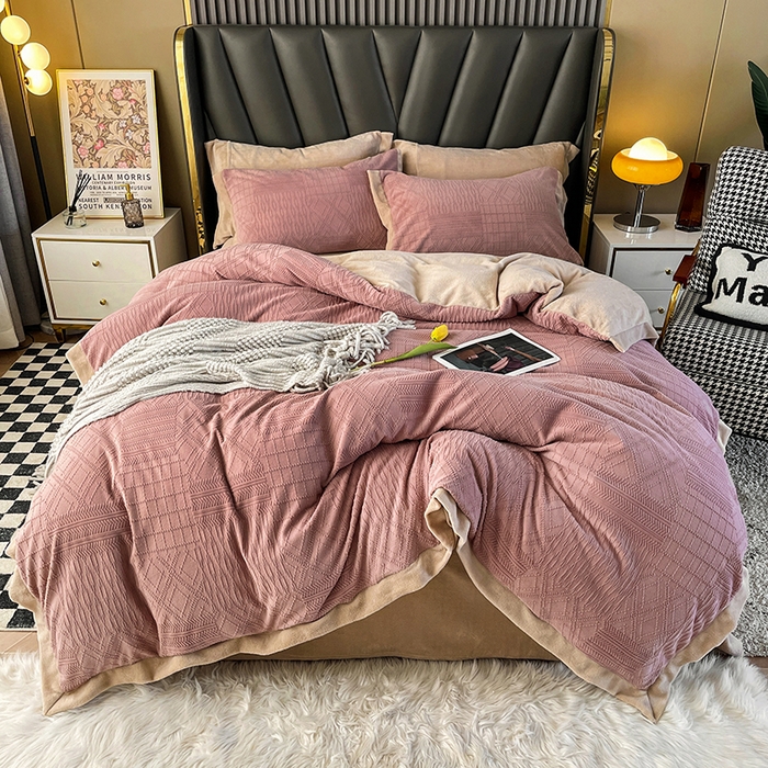 91家纺网 家纺一手货源 找家纺 梵克保罗 2025秋冬新款全消光拼角雕花绒牛奶绒四件套 安娜-豆粉