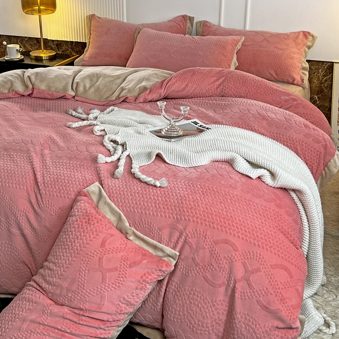 91家纺网 家纺一手货源 找家纺 梵克保罗 2025秋冬新款全消光拼角雕花绒牛奶绒四件套 慕丝-玫瑰粉
