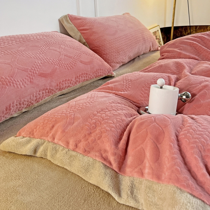 91家纺网 家纺一手货源 找家纺 梵克保罗 2025秋冬新款全消光拼角雕花绒牛奶绒四件套 慕丝-玫瑰粉