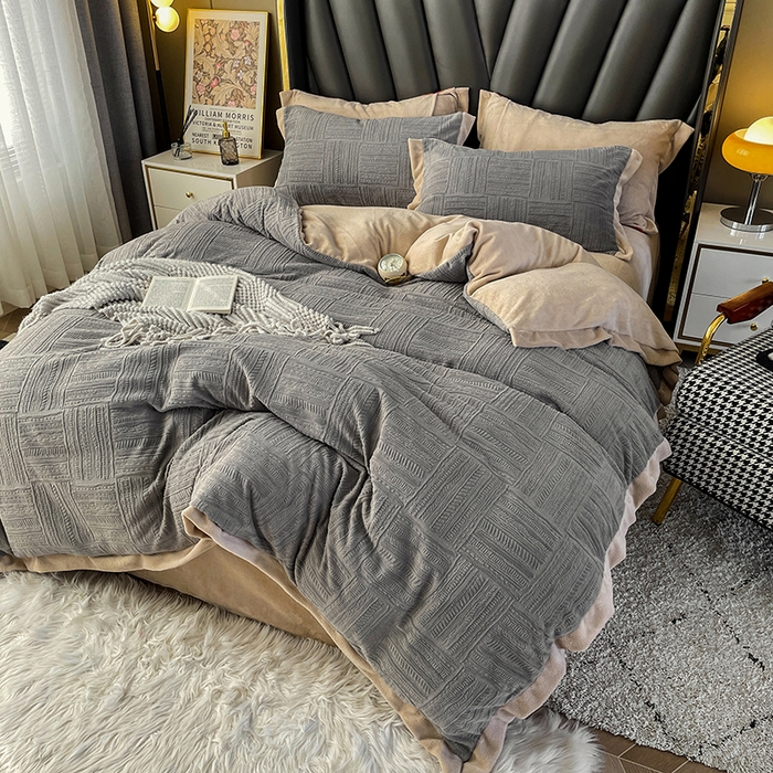 91家纺网 家纺一手货源 找家纺 梵克保罗 2025秋冬新款全消光拼角雕花绒牛奶绒四件套 典雅-高级灰