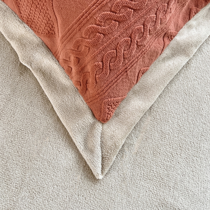 91家纺网 家纺一手货源 找家纺 梵克保罗 2025秋冬新款全消光拼角雕花绒牛奶绒四件套 慕丝-奶油橙