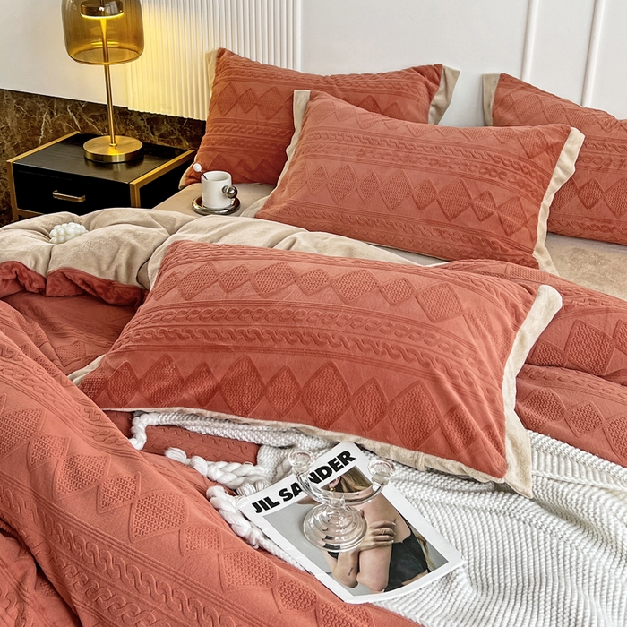 91家纺网 家纺一手货源 找家纺 梵克保罗 2025秋冬新款全消光拼角雕花绒牛奶绒四件套 慕丝-奶油橙