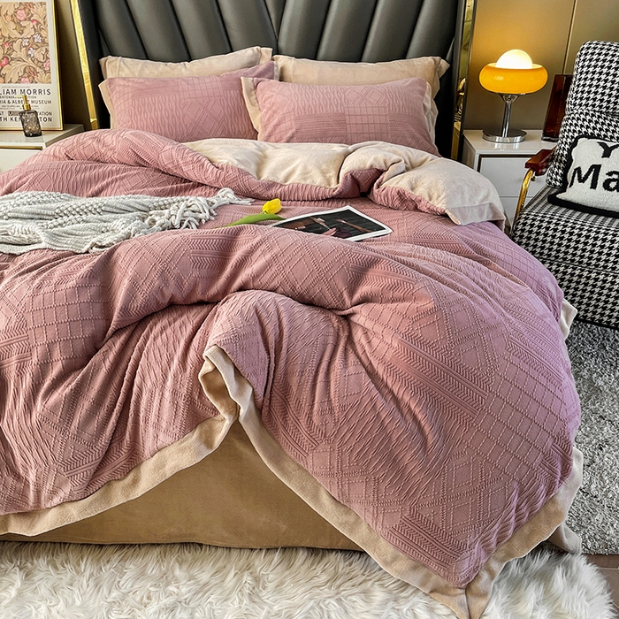 91家纺网 家纺一手货源 找家纺 （总）梵克保罗 2025秋冬新款全消光拼角雕花绒牛奶绒四件套