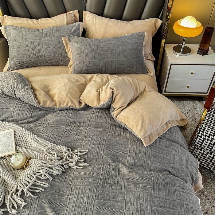 91家纺网 家纺一手货源 找家纺 梵克保罗 2025秋冬新款全消光拼角雕花绒牛奶绒四件套 典雅-高级灰