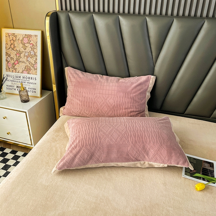 91家纺网 家纺一手货源 找家纺 （总）梵克保罗 2025秋冬新款全消光拼角雕花绒牛奶绒四件套