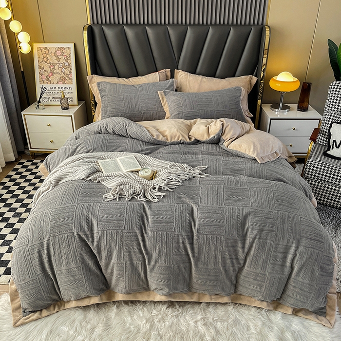 91家纺网 家纺一手货源 找家纺 梵克保罗 2025秋冬新款全消光拼角雕花绒牛奶绒四件套 典雅-高级灰