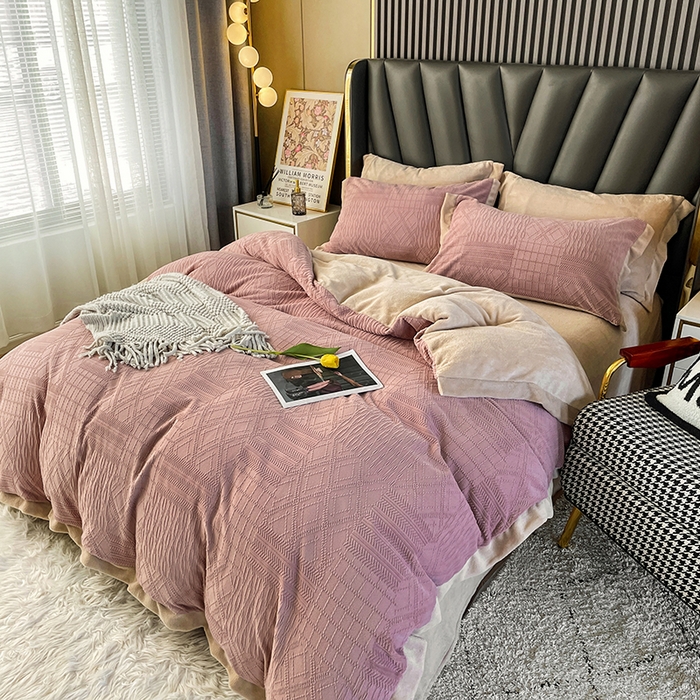 91家纺网 家纺一手货源 找家纺 （总）梵克保罗 2025秋冬新款全消光拼角雕花绒牛奶绒四件套