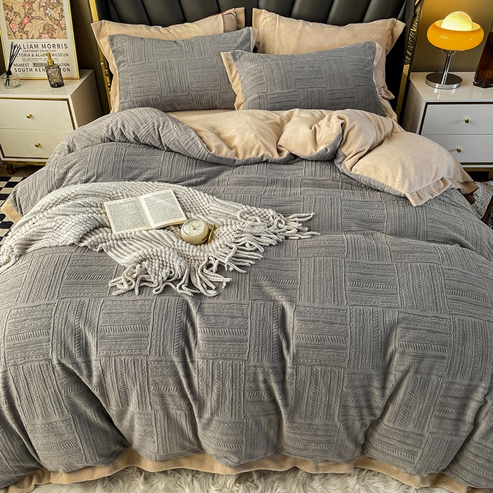 91家纺网 家纺一手货源 找家纺 梵克保罗 2025秋冬新款全消光拼角雕花绒牛奶绒四件套 典雅-高级灰