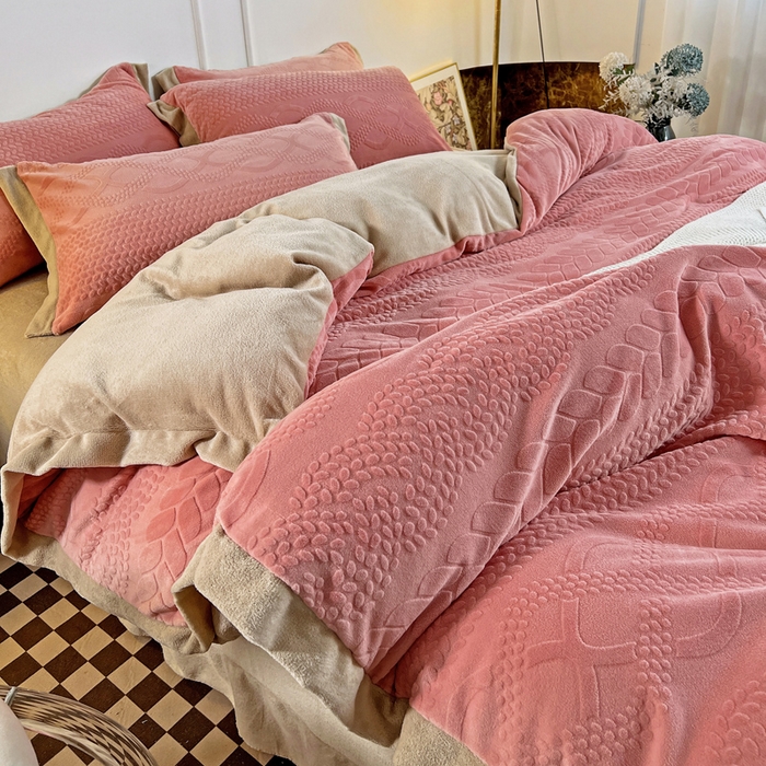 91家纺网 家纺一手货源 找家纺 梵克保罗 2025秋冬新款全消光拼角雕花绒牛奶绒四件套 慕丝-玫瑰粉