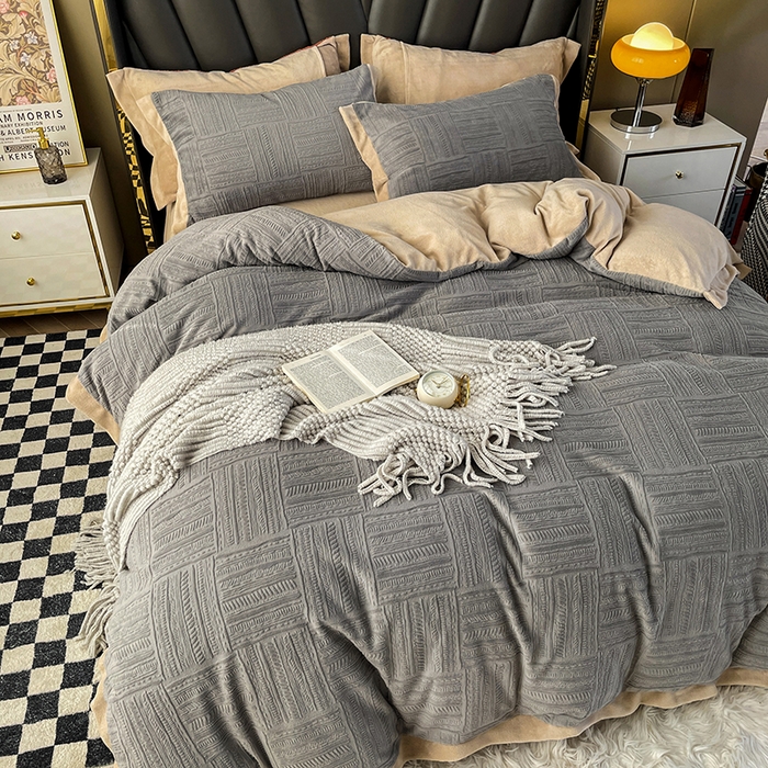 91家纺网 家纺一手货源 找家纺 梵克保罗 2025秋冬新款全消光拼角雕花绒牛奶绒四件套 典雅-高级灰