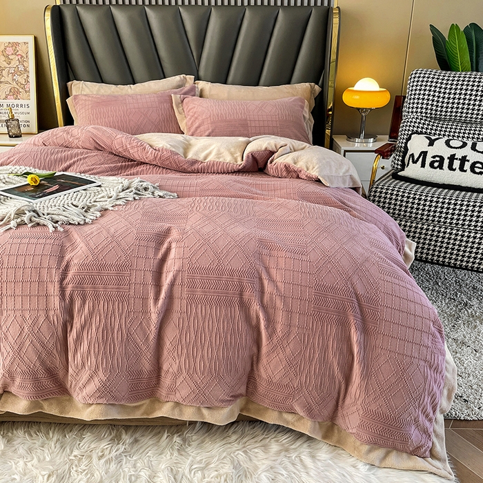 91家纺网 家纺一手货源 找家纺 梵克保罗 2025秋冬新款全消光拼角雕花绒牛奶绒四件套 安娜-豆粉