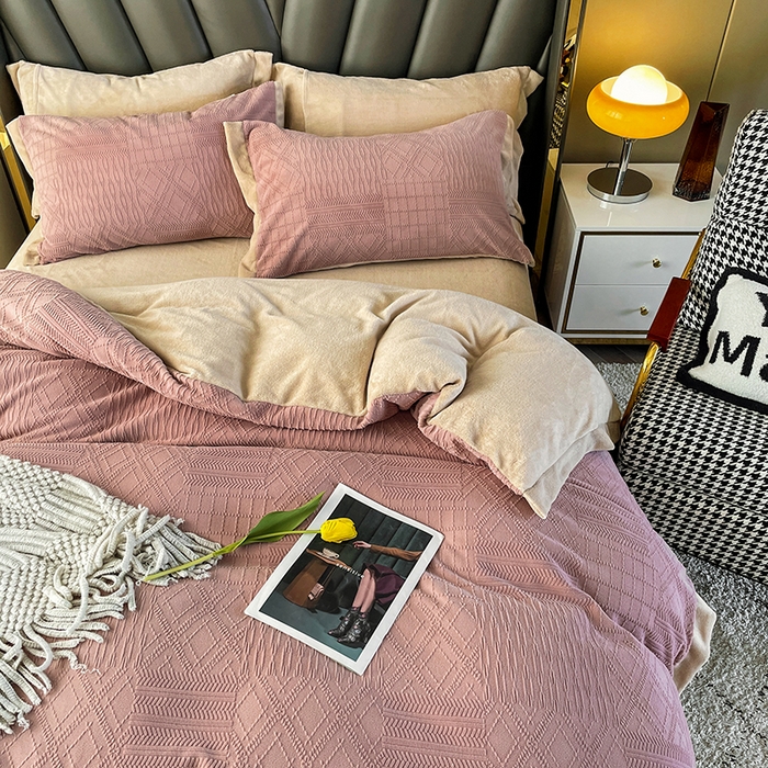 91家纺网 家纺一手货源 找家纺 梵克保罗 2025秋冬新款全消光拼角雕花绒牛奶绒四件套 安娜-豆粉