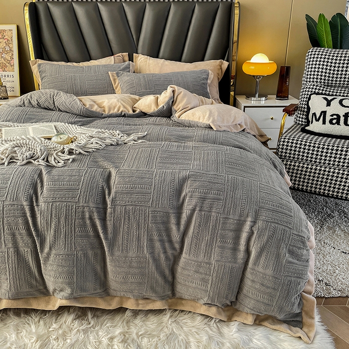 91家纺网 家纺一手货源 找家纺 梵克保罗 2025秋冬新款全消光拼角雕花绒牛奶绒四件套 典雅-高级灰