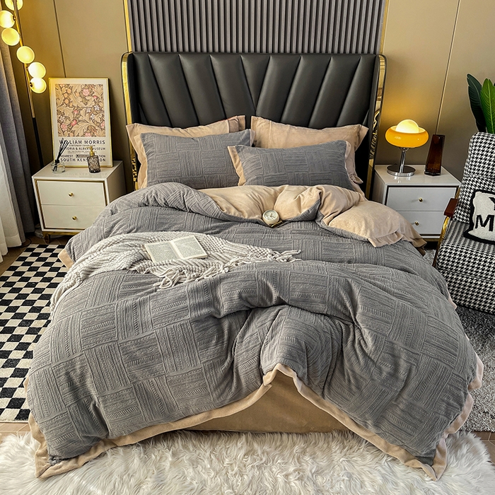 91家纺网 家纺一手货源 找家纺 梵克保罗 2025秋冬新款全消光拼角雕花绒牛奶绒四件套 典雅-高级灰