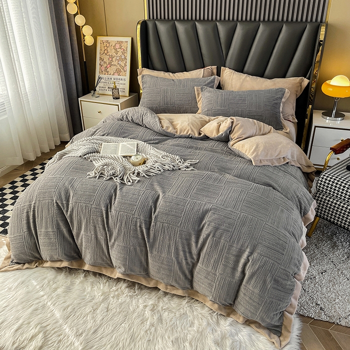 91家纺网 家纺一手货源 找家纺 梵克保罗 2025秋冬新款全消光拼角雕花绒牛奶绒四件套 典雅-高级灰